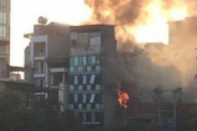 Fire in a 3-storey house in Hanoi, fire police pumped water from the lake to extinguish the fire
