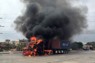 Container truck burst into flames next to Lach Tray River, Hai Phong