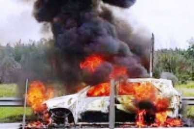 The 7-seater tourist car suddenly caught fire while traveling on the highway