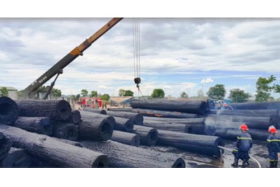 Violent fire at the wood storage yard