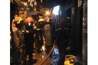 House fire in District 4, City. Ho Chi Minh City: father was badly burned, son died