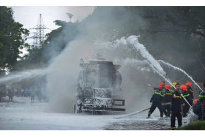 Hanoi Gasoline tank truck caught fire near a gas station