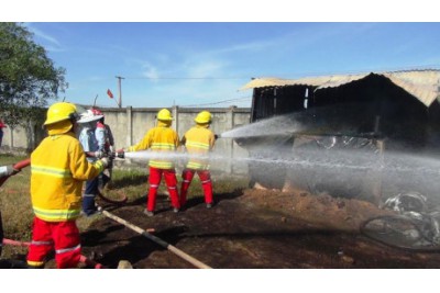 The fire completely destroyed the waste warehouse of the fiberglass tube factory