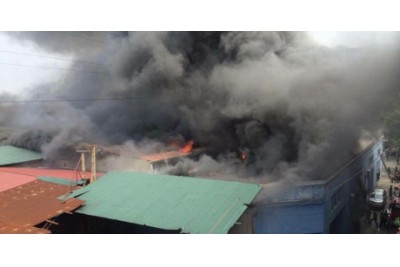 A warehouse caught on fire on Truong Chinh Street, Hanoi