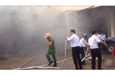 A 16-seat car suddenly caught fire