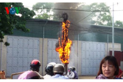 Thanh Hoa Electricity pole suddenly caught on fire