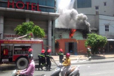 Cháy nhà trên phố Hàng Than ở Hà Nội