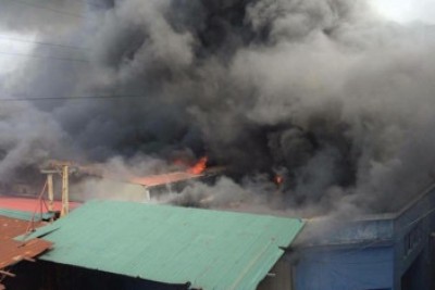Một kho hàng bốc cháy lớn trên phố Trường Chinh Hà Nội