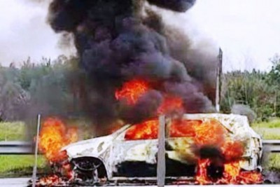 Xe du lịch 7 chỗ bất ngờ bốc cháy khi đang lưu thông trên đường cao tốc