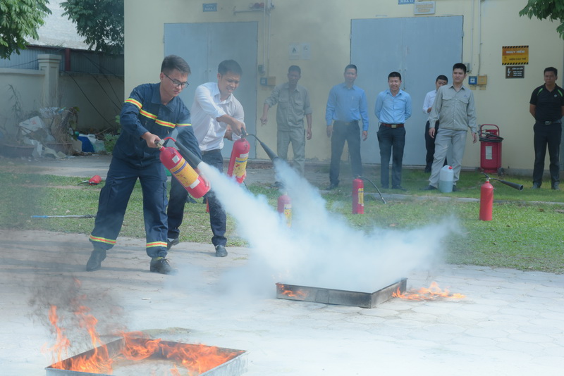 What are the advantages and disadvantages of dry powder fire extinguishers?