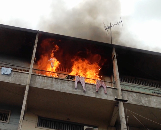 TP HCM: Cháy căn hộ ở tầng 3 chung cư Phùng Hưng