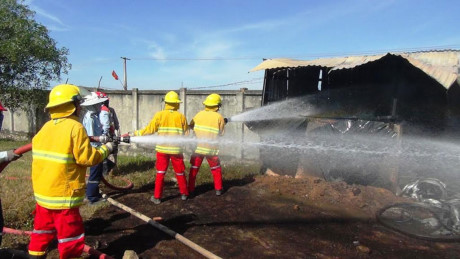 The fire completely destroyed the waste warehouse of the fiberglass tube factory
