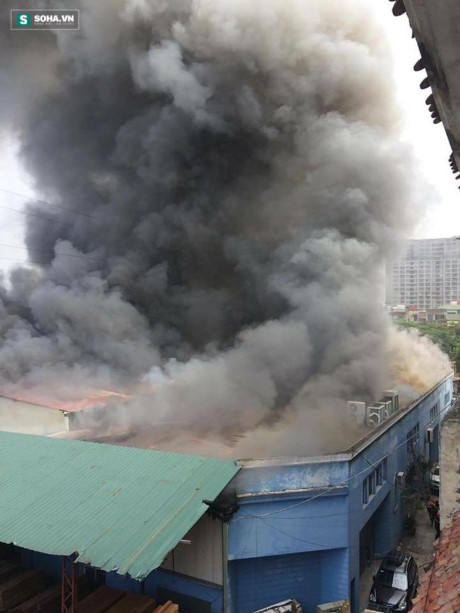 Một kho hàng bốc cháy lớn trên phố Trường Chinh, Hà Nội