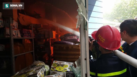 A warehouse caught on fire on Truong Chinh Street, Hanoi