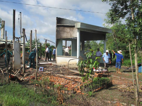 Hiện trường 2 căn nhà bị thiêu rụi