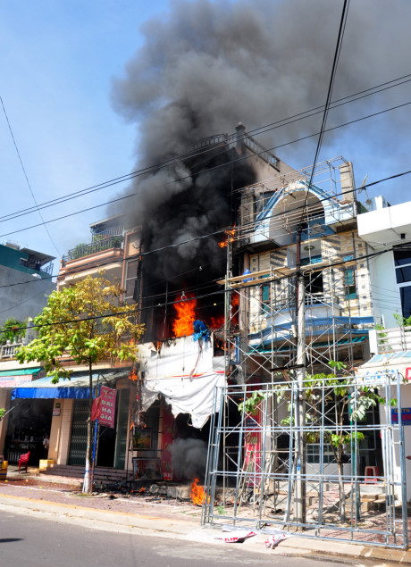 Lửa cháy đỏ rực bao trùm cửa hàng ba tầng.