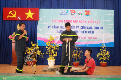 training program on social practice skills, escape, rescue and rescue skills at Binh Loi Trung Secondary School