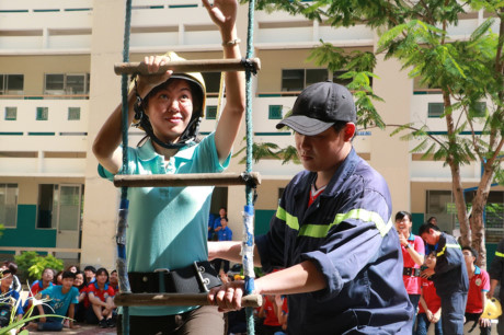 training program on social practice skills, escape, rescue and rescue skills at Binh Loi Trung Secondary School