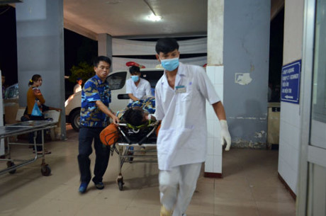 Các thuyền viên trong vụ nổ tàu 24.6, được cấp cứu tại Bệnh viện Đa khoa Phú Quốc.