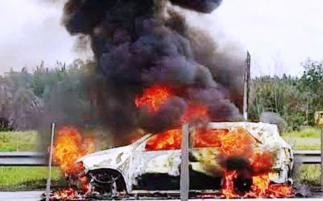 The 7-seater tourist car suddenly caught fire while traveling on the highway