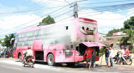 Hiện trường xe giường nằm bốc cháy